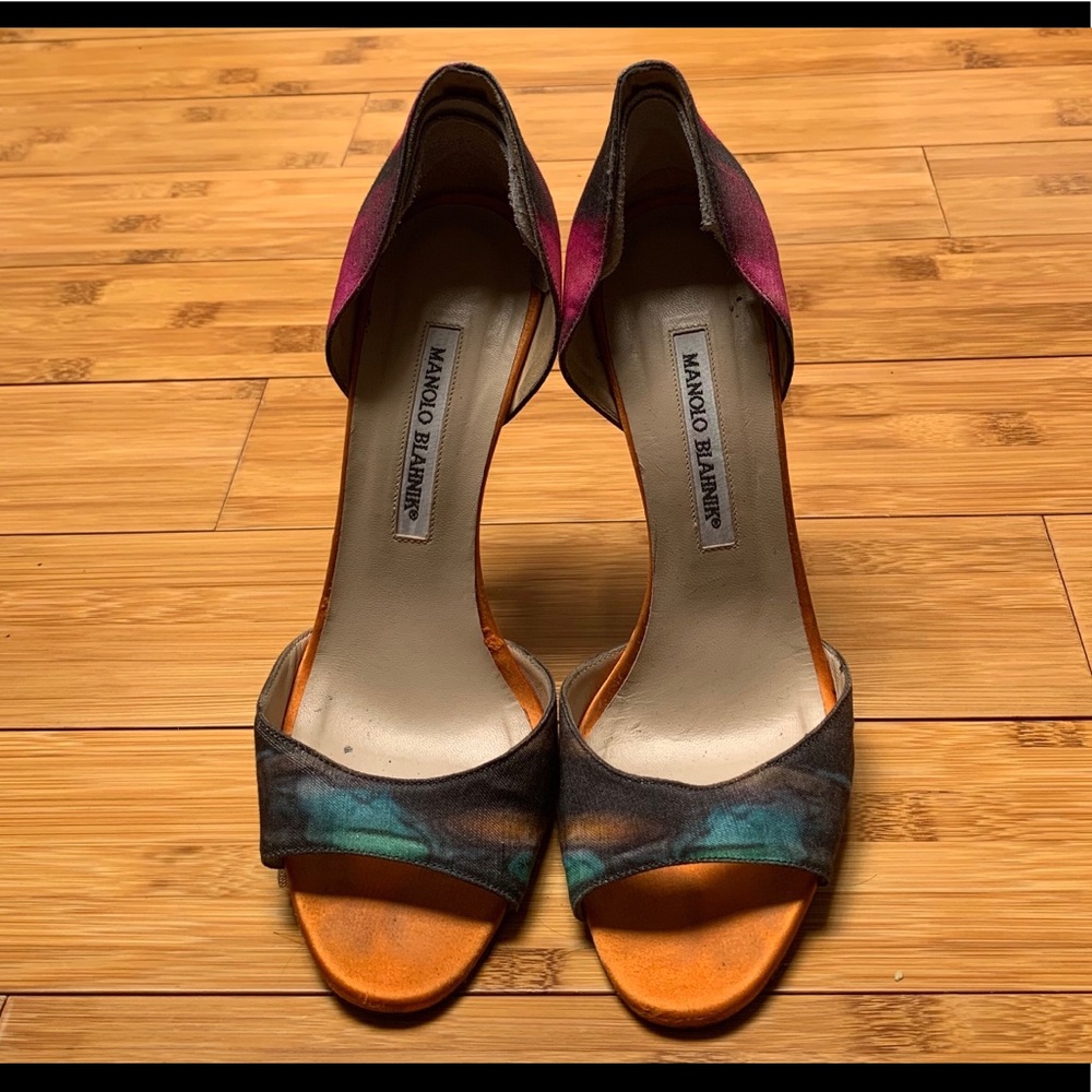 MANOLO BLAHNIK peep toe pump.